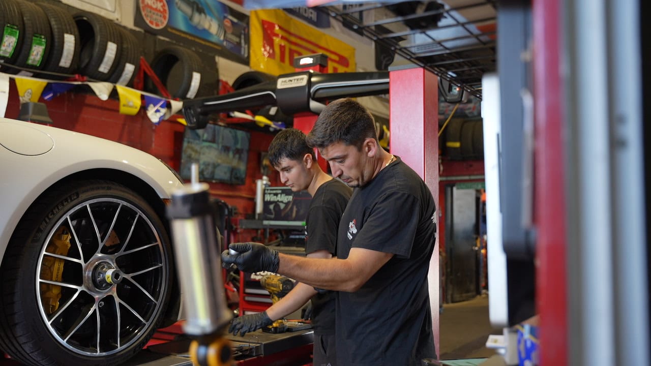 Mr. Memo performing tests before wheel alignment